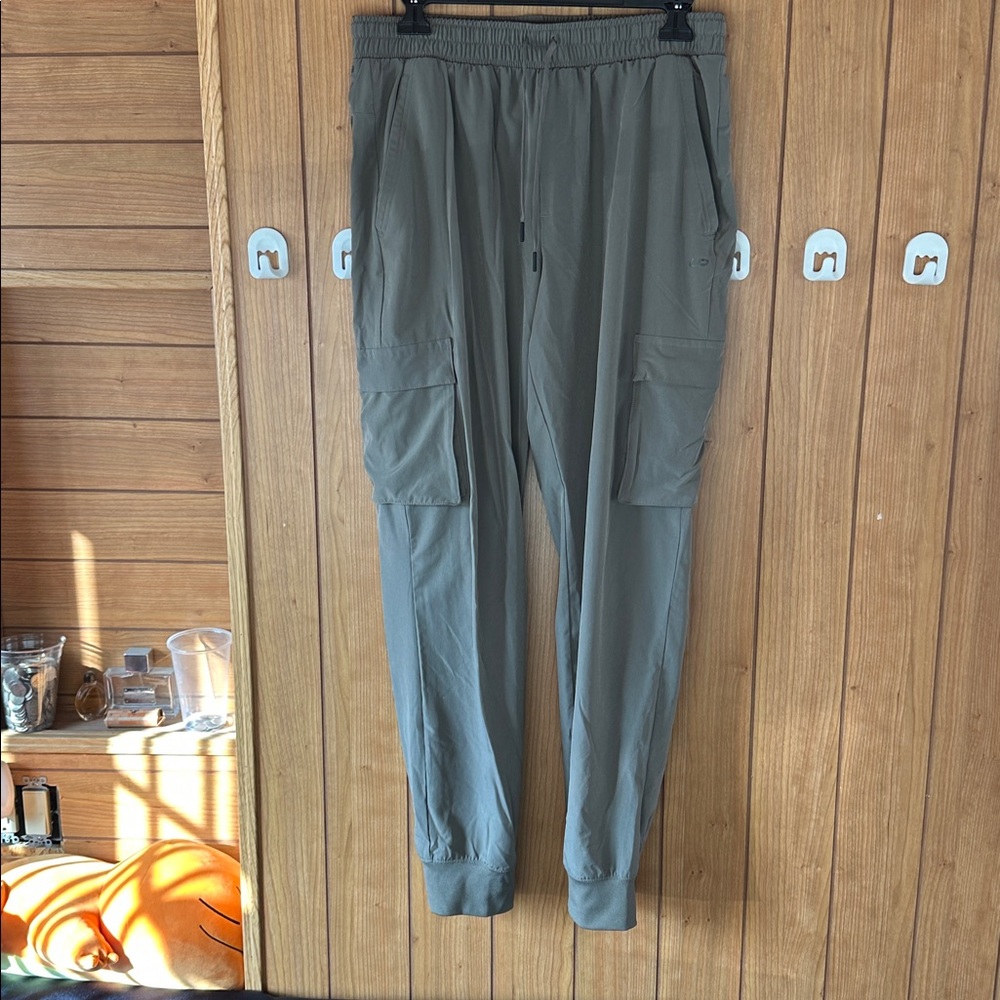 Unipro lightweight olive cargo pants